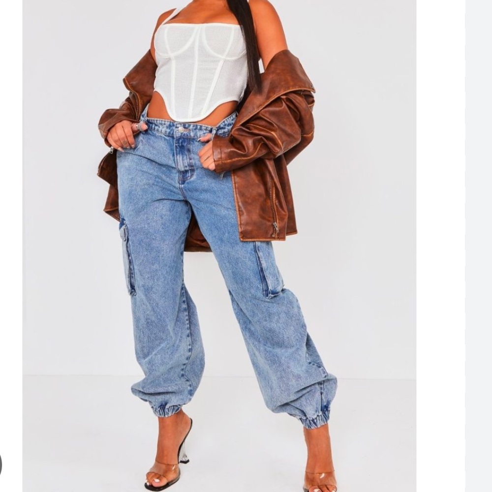 pretty little thing shape light blue acid wash cargo pocket cuff baggy jeans